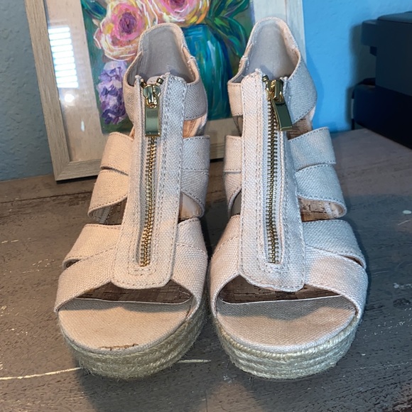 Espadrille wedge platform sandals.
Light khaki colored canvas in GUC size 9.5. - Picture 5 of 10